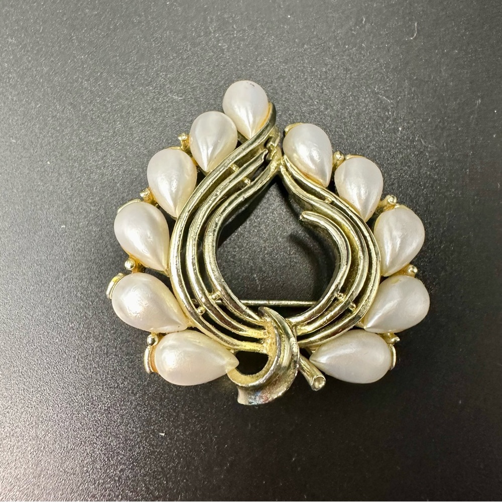Vintage STAR Faux Pearl & Gold Tone Signed Brooch Pin - Picture 6 of 7
